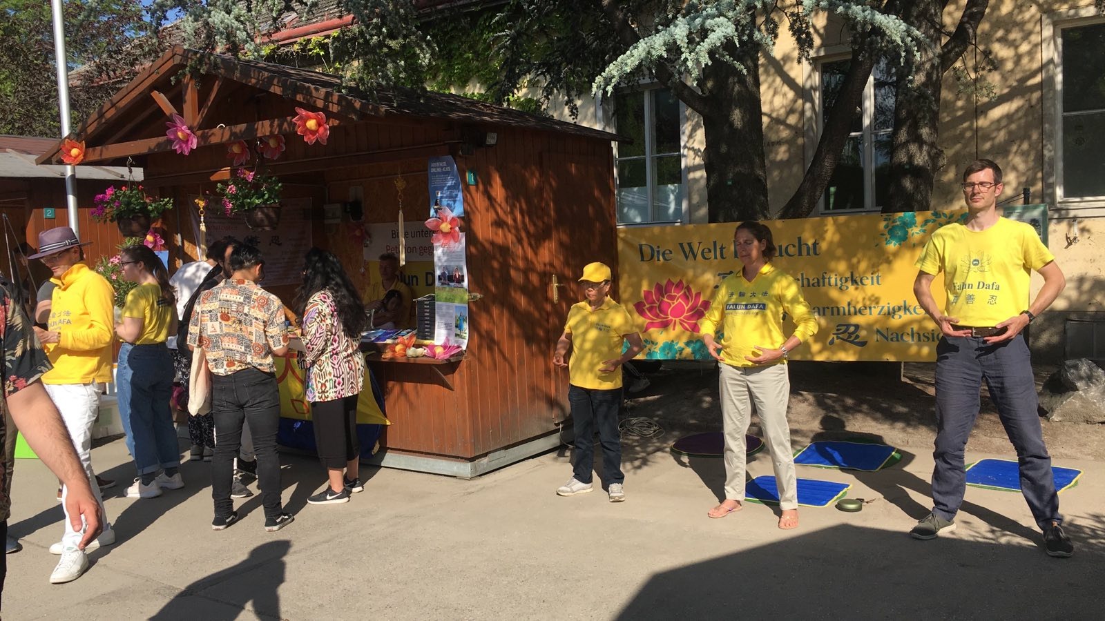 图1:法轮功学员用纸莲花装饰的小屋