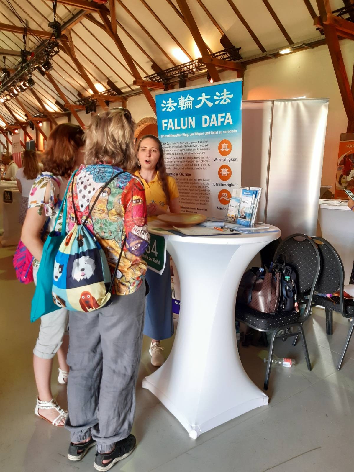 图4:法轮大法学员在格拉茨的展位