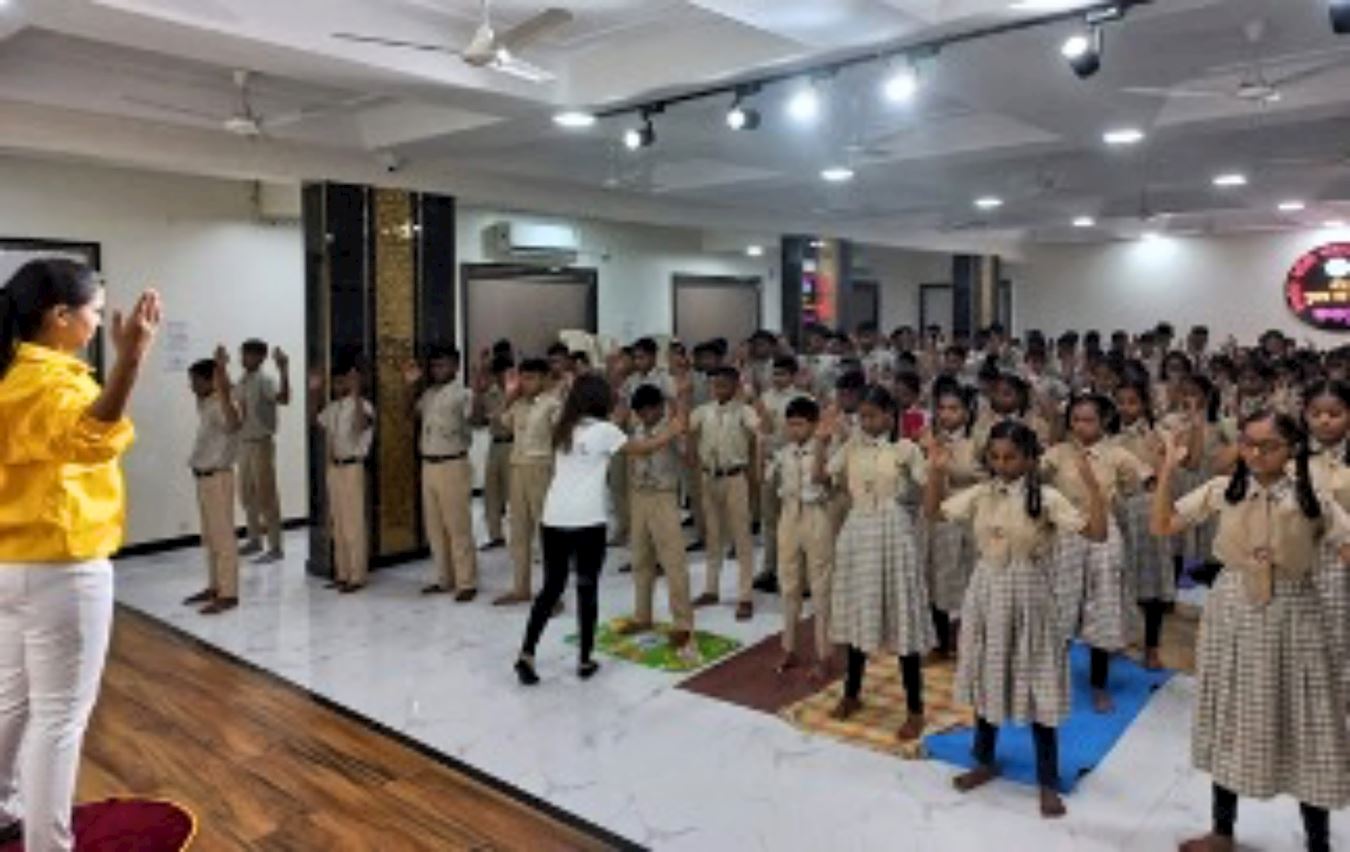 '图4:学生们学炼第二套功法'