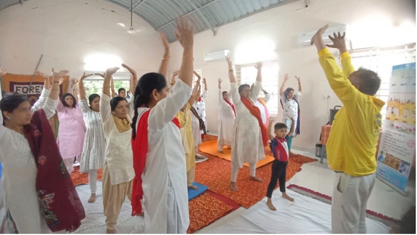 '图10:博帕尔的 Agrasen Mahila Mandal BHEL 社团成员学炼法轮功。'