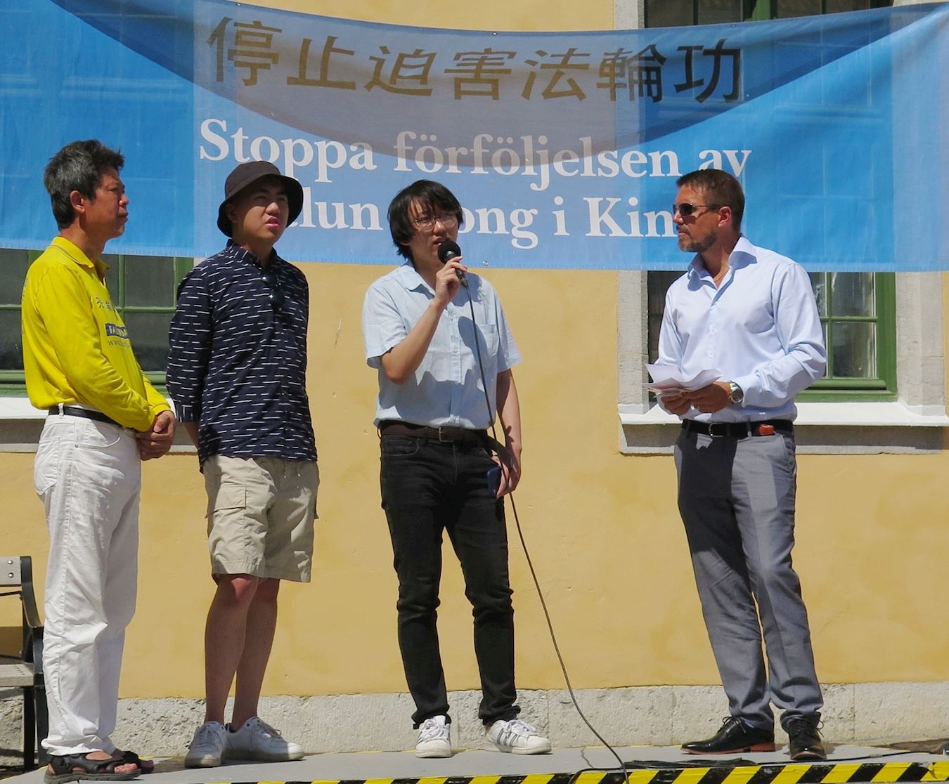 '图4:艾瑞克(右二)讲述亲人在中国遭受迫害的亲身经历。'