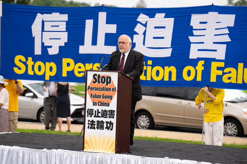 图10:美国国际宗教自由委员会(USCIRF)主席亚伯拉罕·库珀(Abraham Cooper)在法轮功学员华府720反迫害集会上发言。