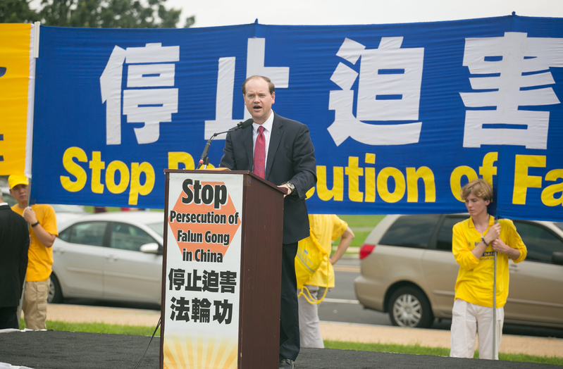 图12:捍卫自由国际联盟法律顾问肖恩·纳尔逊(Sean Nelson)在法轮功学员华府720反迫害集会上发言。