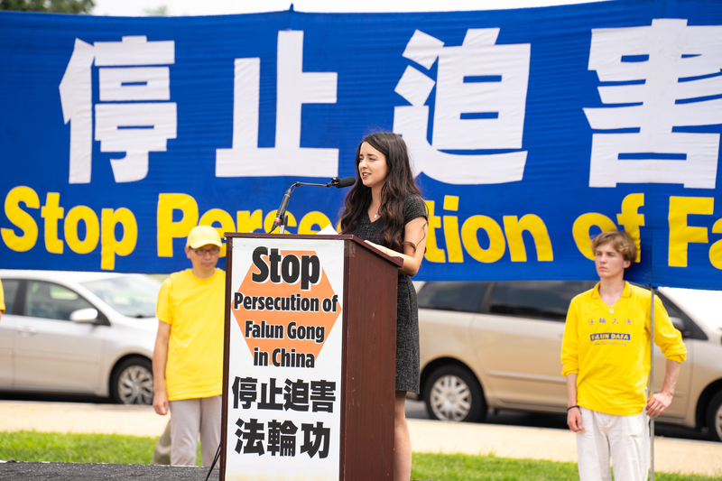 图16:家庭研究委员会宗教自由中心副主任阿里尔·德尔·图尔科(Arielle Del Turco)在法轮功学员在美国首都720反迫害集会上发言。