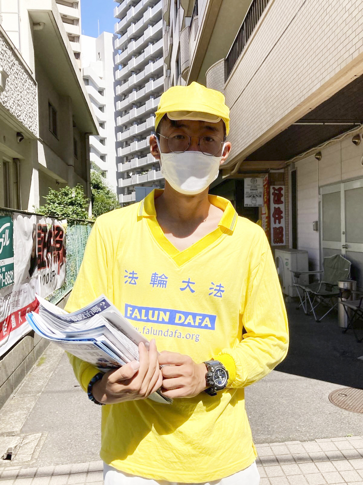 图8:名古屋徐先生在发资料