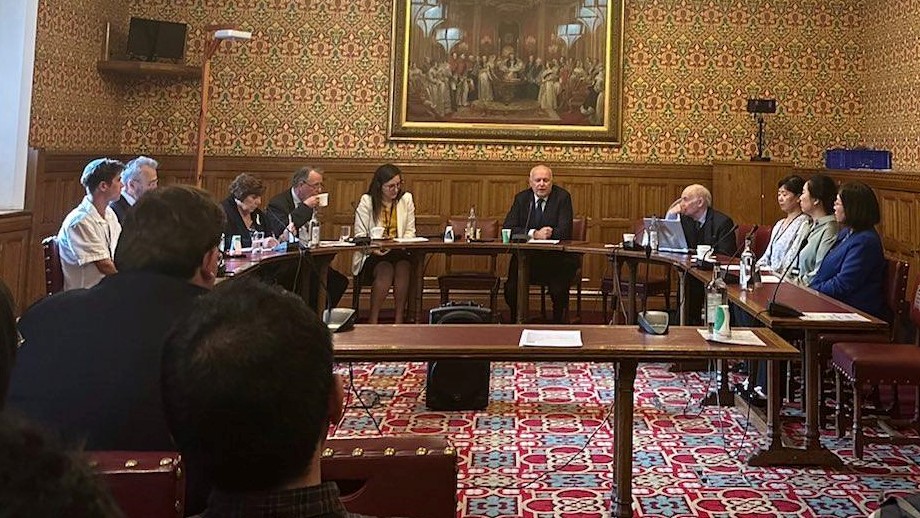 图1:法轮功研讨会在英议会大厦举办,政要发言支持法轮功