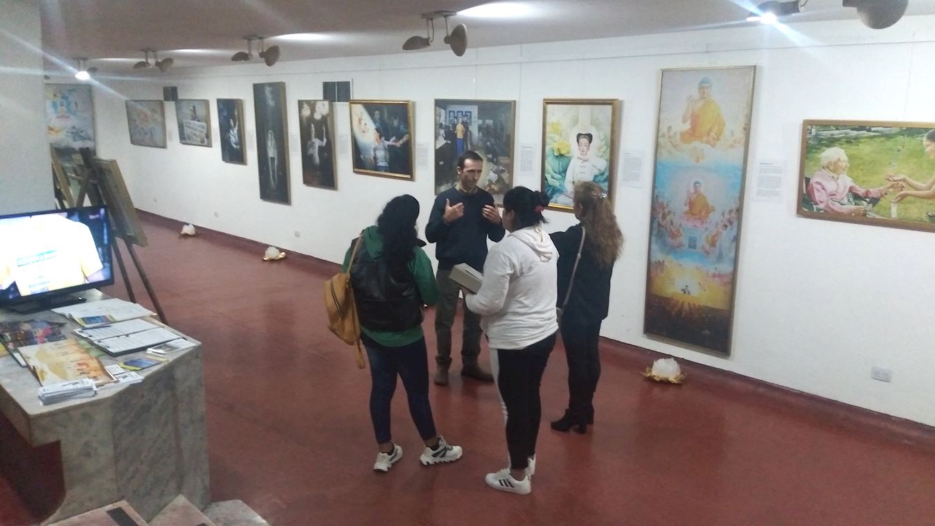 '图1~4:“真善忍的艺术”国际画展在阿根廷图库姆市(Tucuman)圣米格尔议会大楼内的大天使加百列文化中心举行。图为人们认真的观赏作品并留言表达对法轮功的支持'