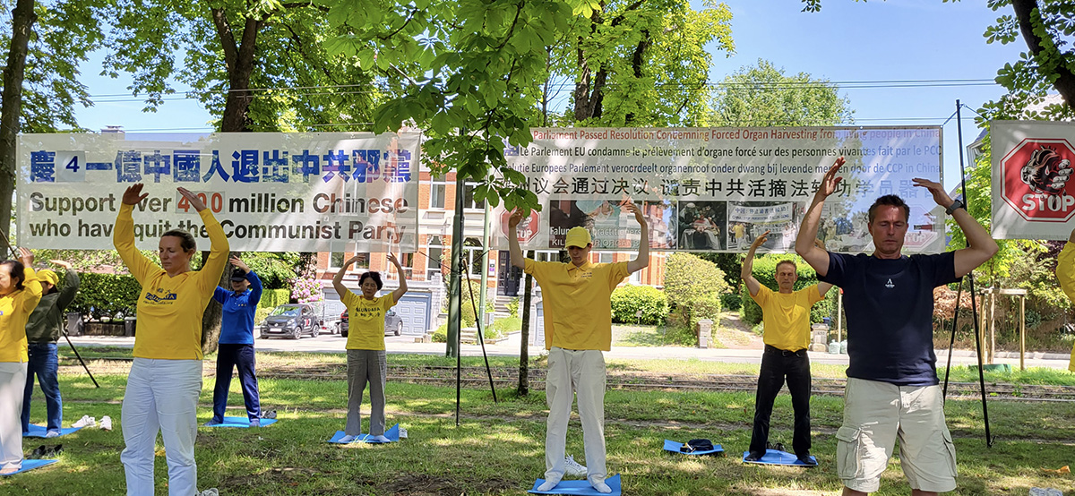 图1~2:纪念反迫害24周年,比利时部份法轮功学员中使馆前反迫害