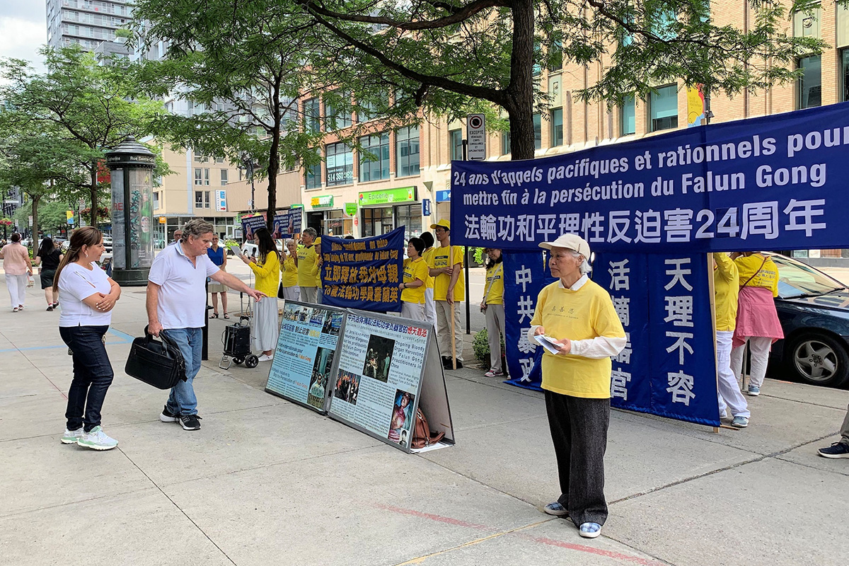 图1:二零二三年七月二十日,蒙特利尔部份法轮功学员在中领馆前抗议中共持续二十四年的迫害,要求立即停止迫害。