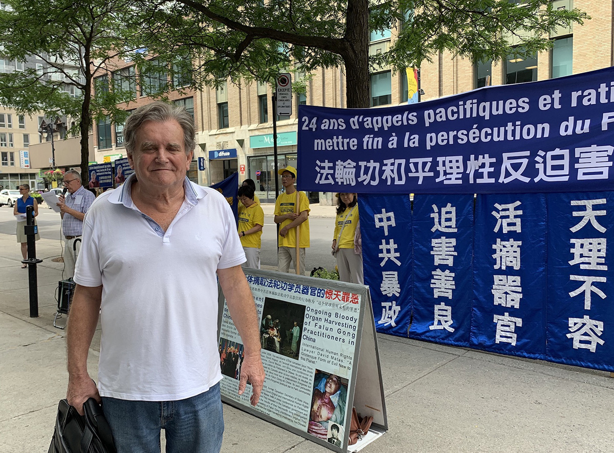 图4:来自巴西从事国际贸易的皮埃尔(Pierre)对法轮功学员说“我们的心和你们在一起” 。