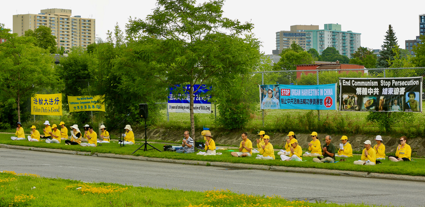图1:二零二三年七月二十日中午,渥太华部份法轮功学员在中使馆前集会,抗议中共对法轮功长达二十四年的迫害,并要求中共立刻停止迫害,释放包括加拿大人家属在内的所有被非法关押的法轮功学员。