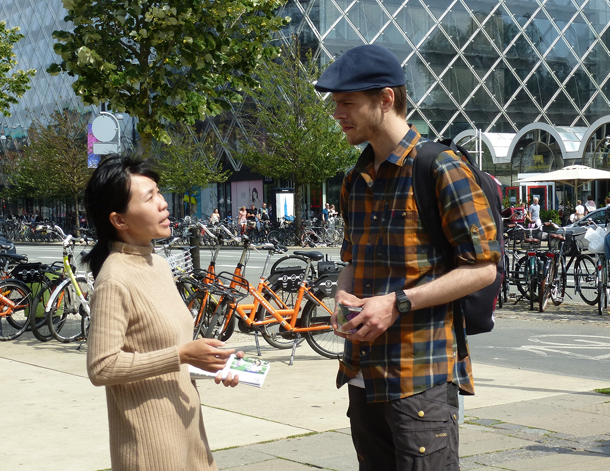 图2:越南裔法轮功学员杨金宣(Thi Kim Tuyen Duong)坐七小时车来到首都,为的是告诉人们:法轮大法好!