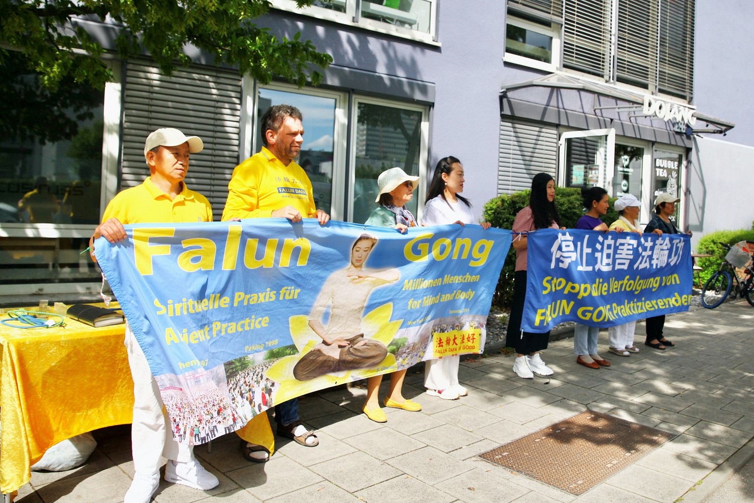 图1:二零二三年七月二十日,法轮功学员在慕尼黑的中共领馆前揭露长达二十四年的迫害。