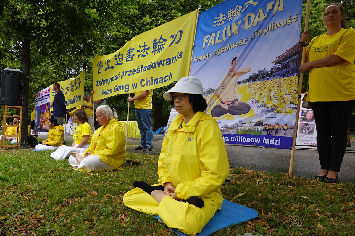 图1~5:二零二三年七月二十日,波兰法轮功学员在华沙总理府前举行集会,纪念法轮功反迫害二十四周年