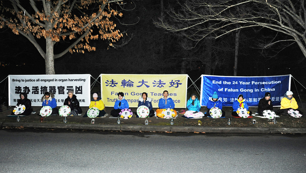 图2:二零二三年七月二十日晚,堪培拉法轮功学员在中国大使馆前烛光夜悼。