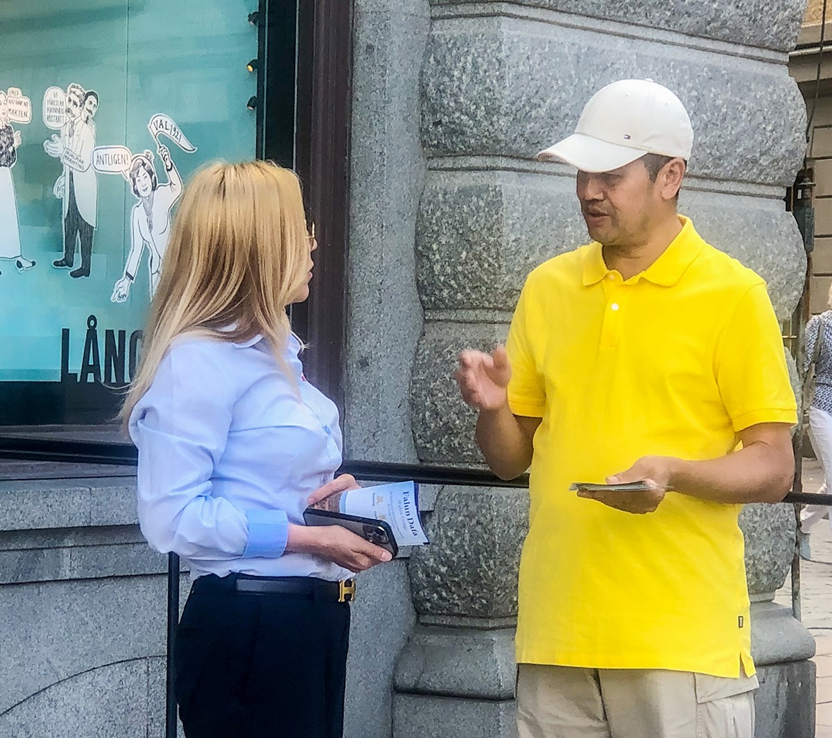 图14:瑞典旅游大巴车司机哈蒂斯明白了真相后,签名支持反迫害并表示要学炼法轮功。