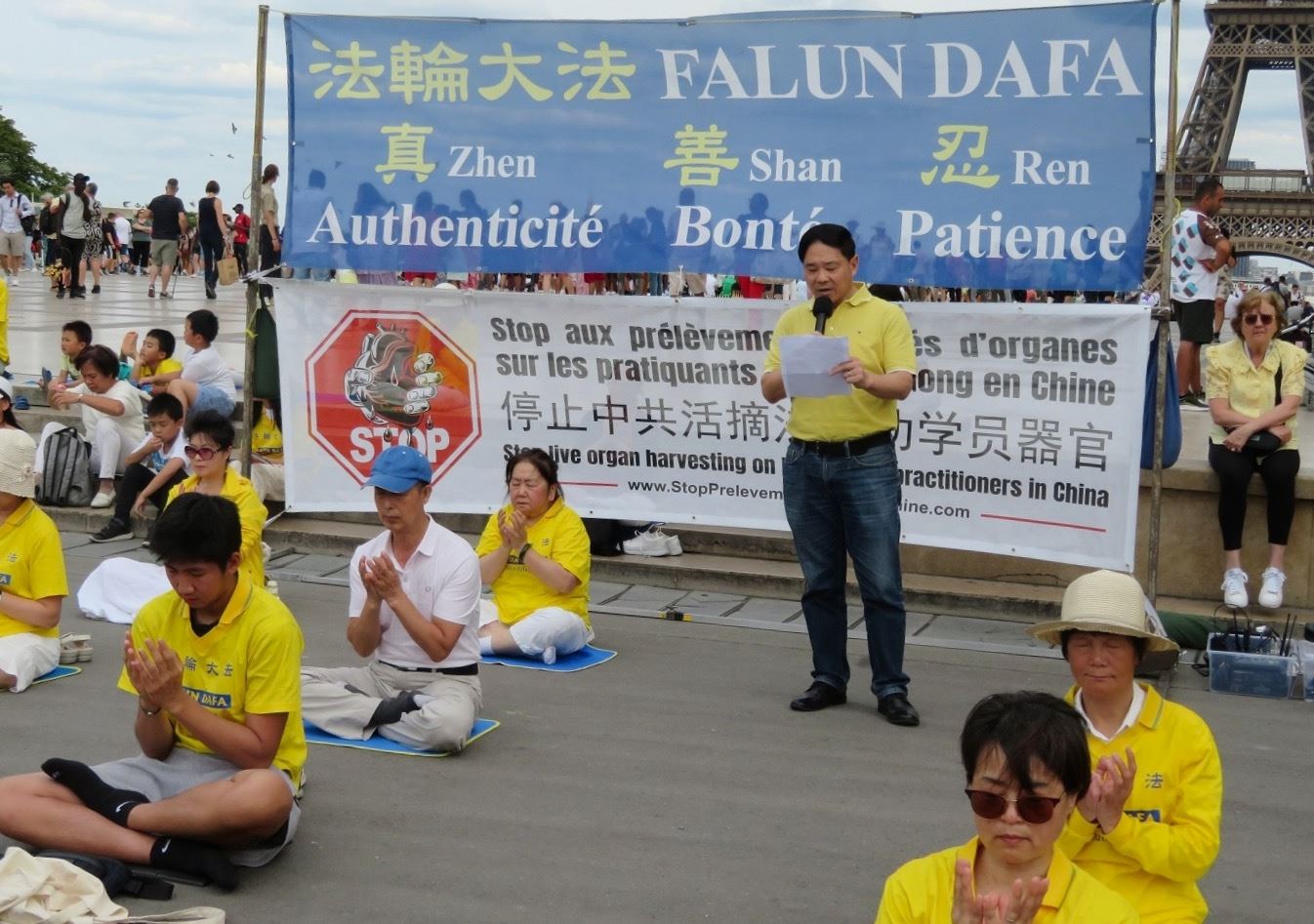 '图4:法国法轮大法学会主席唐汉龙先生在集会上发言。'