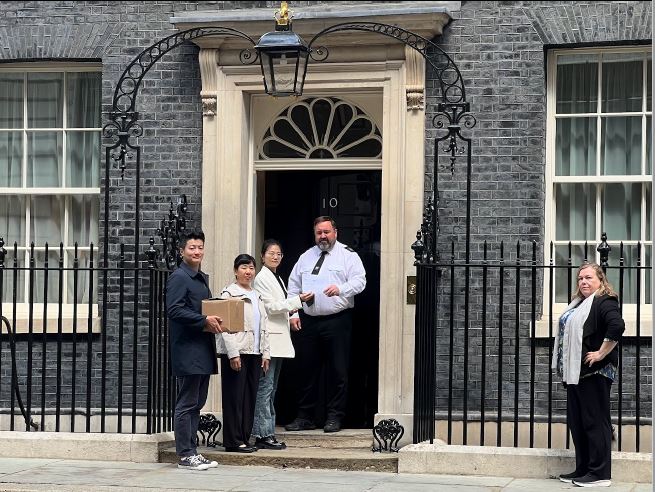 图1:法轮功学员在首相府递交征签和请愿信
