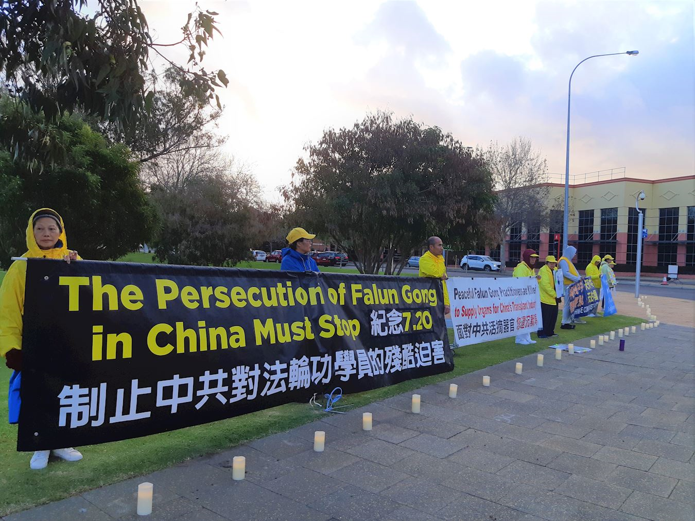 '图4:二零二三年七月十九日西澳法轮功学员在中领馆附近举行了烛光夜悼,悼念二十四年间被中共迫害致死的法轮功学员。'
