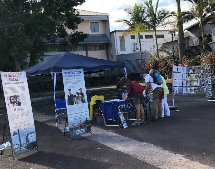 图10:七月二十日在留尼旺岛的勒当嵭(Le Tampon)市教堂前举办法轮功信息日。