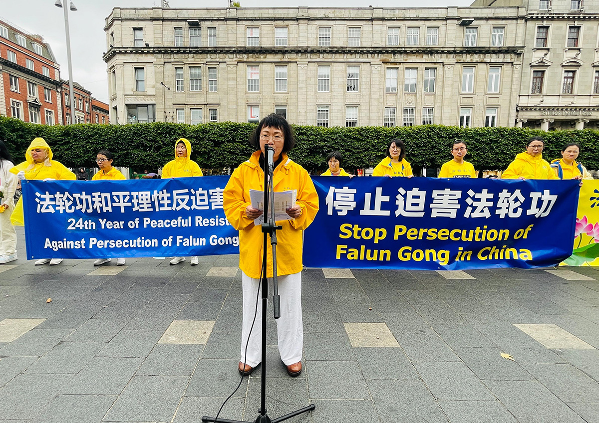 图6:在集会上,岑华女士讲述了自己在中国遭中共迫害的经历。