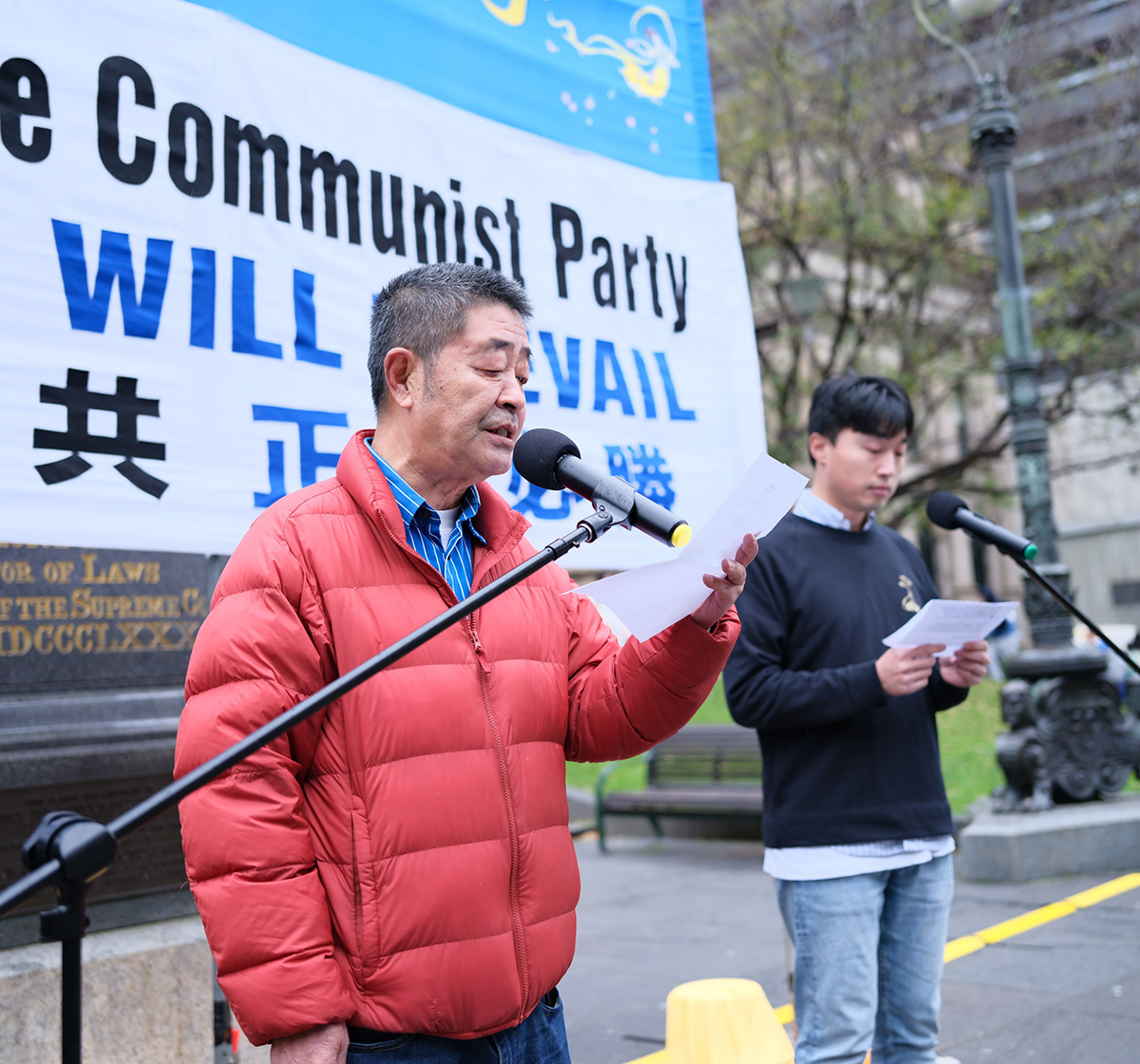 图14:“中国民运墨尔本联盟”监事长高健(左)在集会上发言。