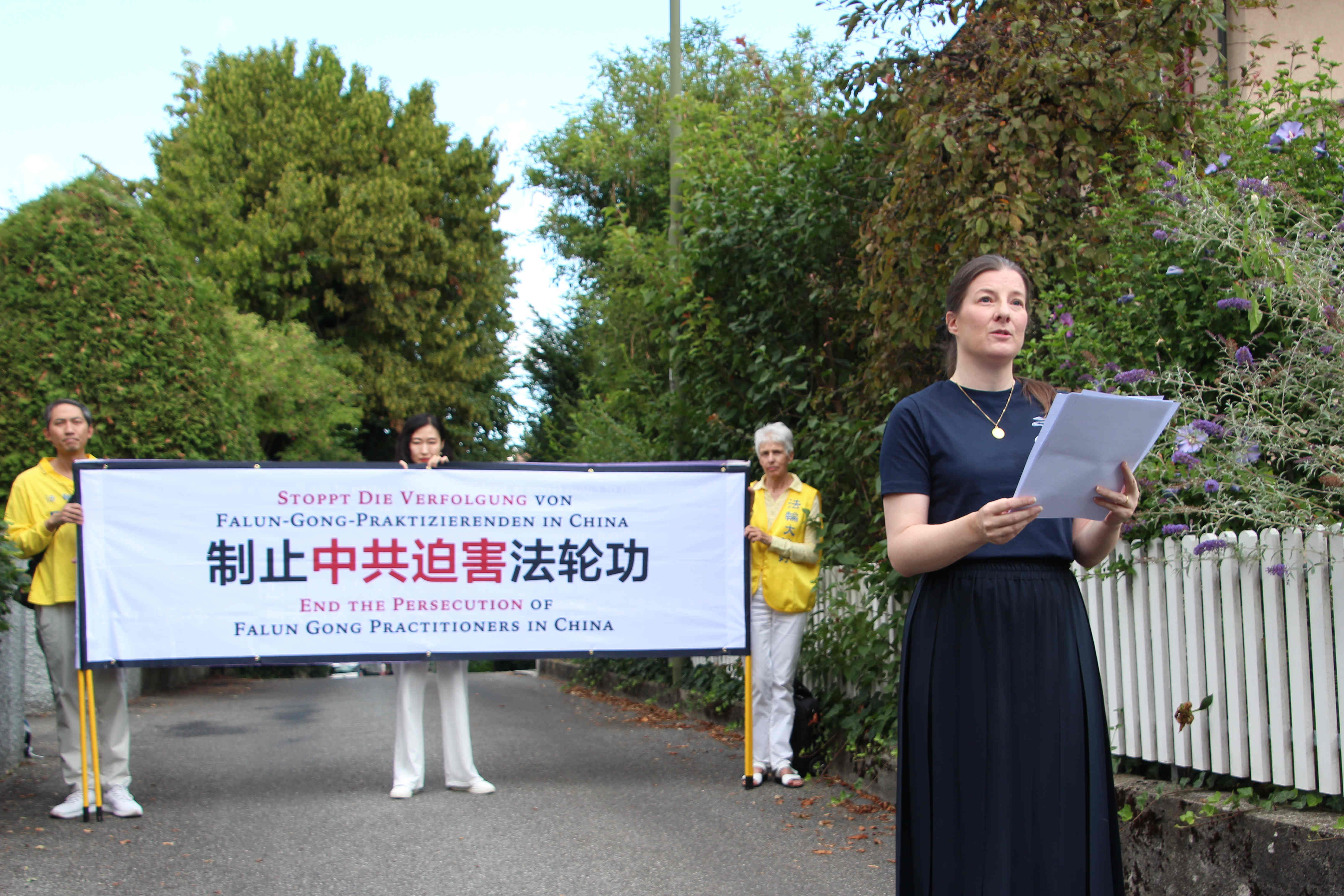 图1:法轮功学员在中共驻瑞士使馆前宣读劝善信,要求停止迫害法轮功