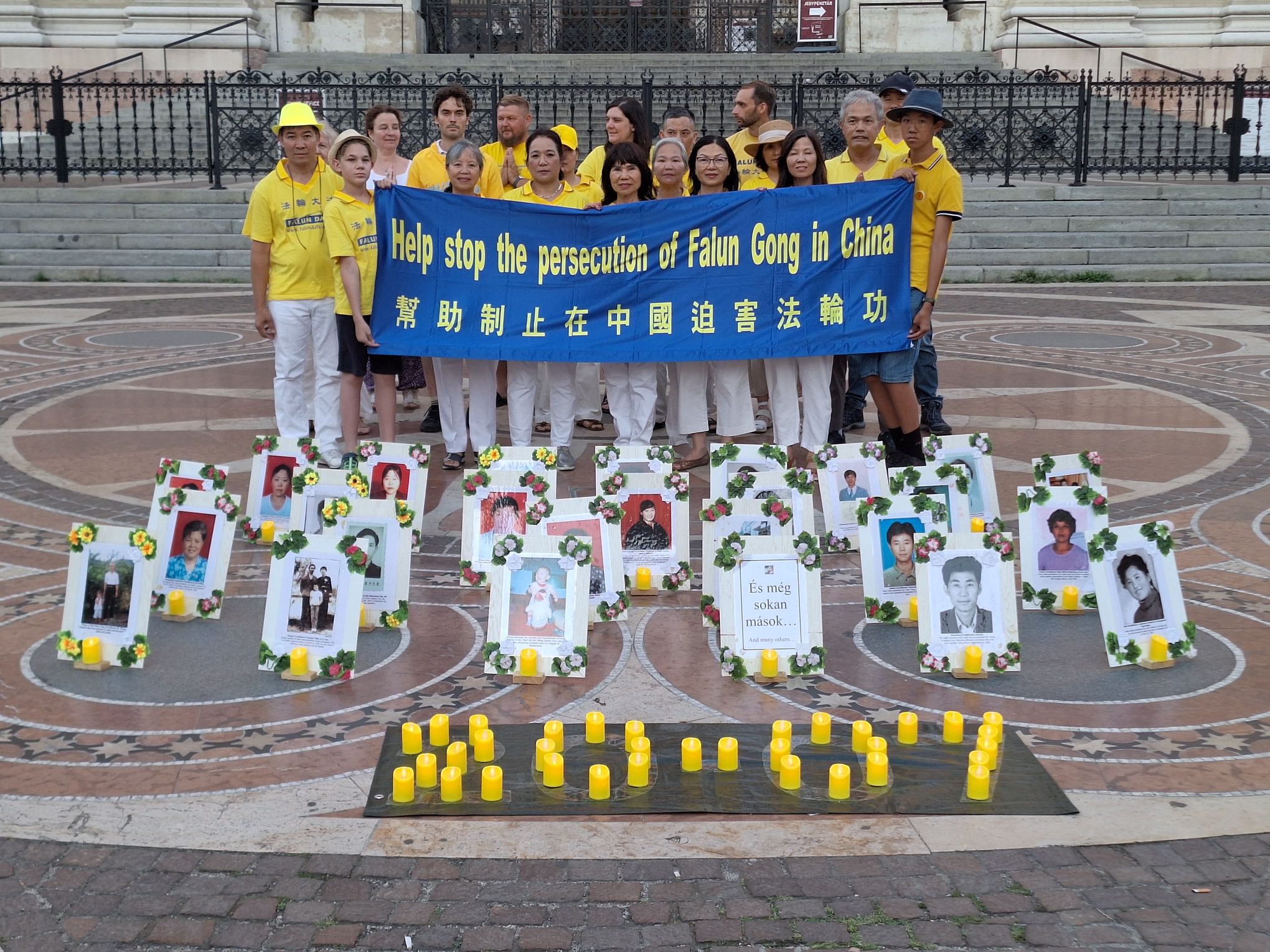 图5:部份法轮功学员合影呼吁停止迫害