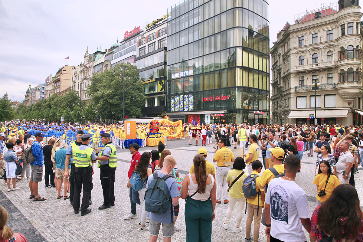 图4:二零二三年七月二十二日,法轮功学员在瓦茨拉夫广场(Václavské náměstí)的集会。