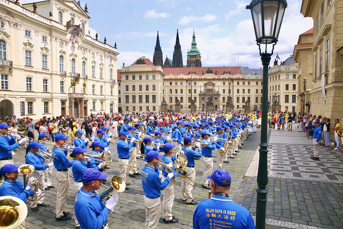 图5:七月二十二日游行开始前,欧洲天国乐团在城堡广场(Hradčanské náměstí)演奏。