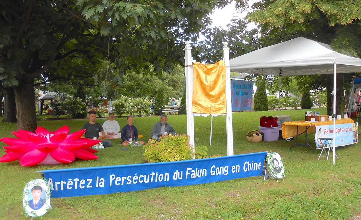 图3:七月二十二日,魁北克埃斯特里(Estrie)地区圣-阿德良(St-Adrien)的部份法轮功学员举行反迫害征签、集体炼功和烛光悼念,纪念反迫害二十四周年。