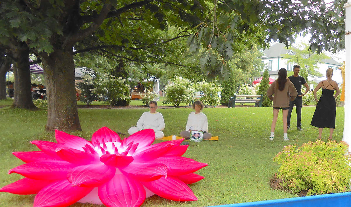 图4:两名年轻女士在现场学功。