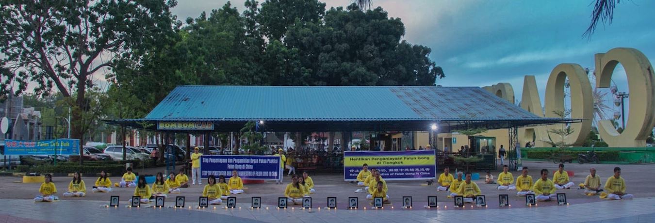 '图2:巴淡岛新陶笛烛光守夜活动纪念因迫害而丧生的中国法轮功学员。'