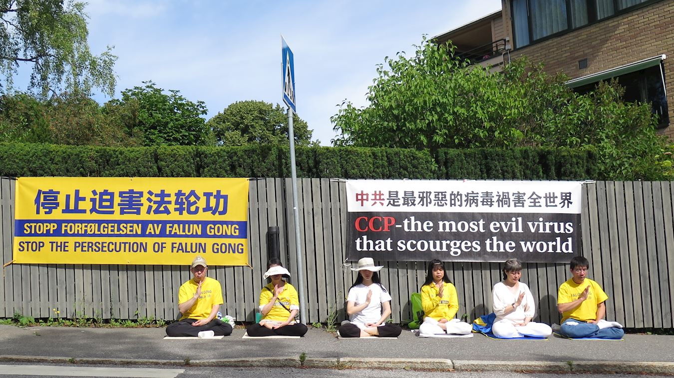 '图1:二零二三年七月二十日上午,法轮功学员来到中共驻挪威大使馆举行抗议活动。'