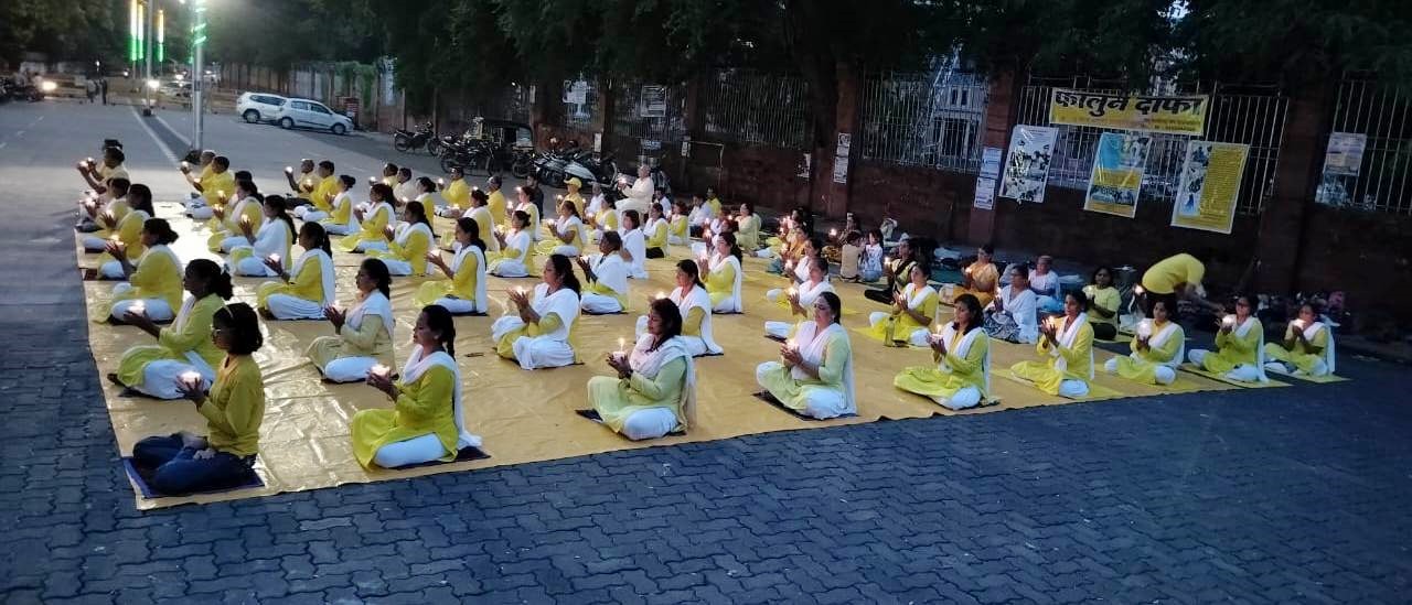 图3:法轮功学员在那格浦尔举行的烛光夜悼,悼念被中共迫害致死的中国大陆法轮功学员。