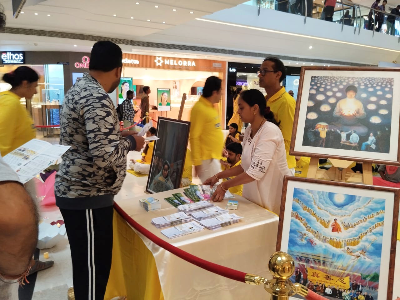 图11~12:人们来到展位了解法轮功及其真相。