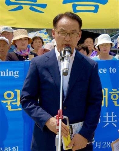 '图2:韩国法轮大法佛学会秘书长吴世烈博士'