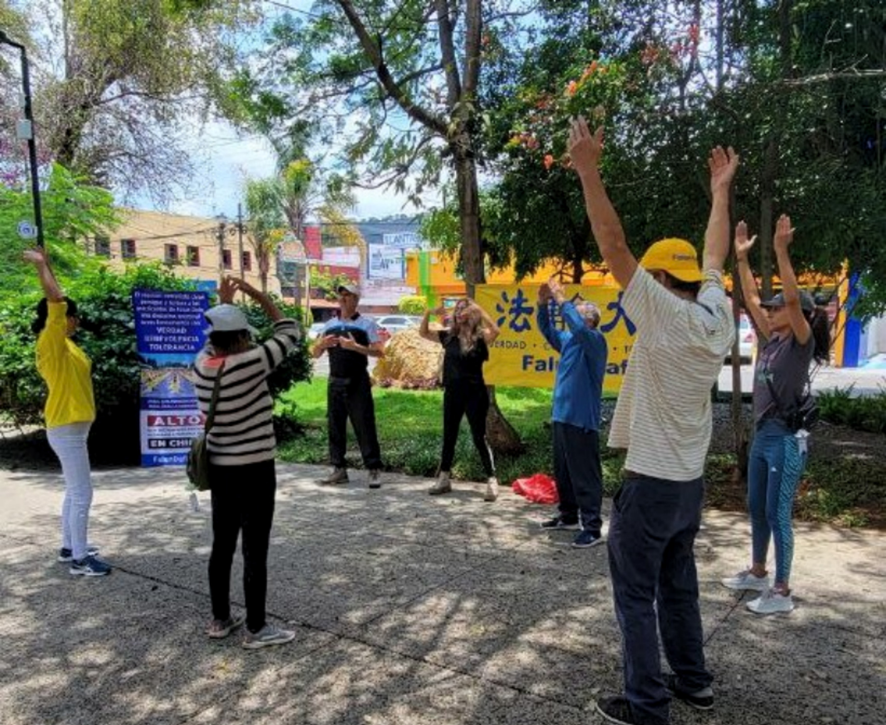 图5:七月二十三日,法轮功学员们在米卡坎州莫雷利亚市集体炼功,向人们介绍法轮大法的美好。