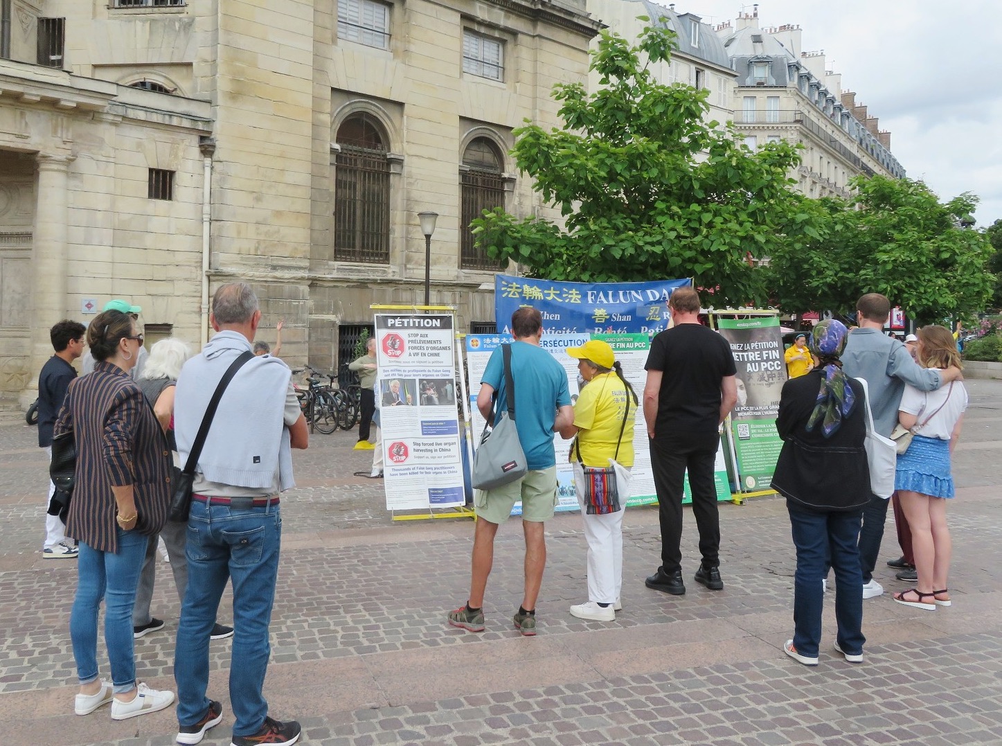 图1~2:二零二三年七月一日下午,法轮功学员在巴黎市中心夏特蕾(Châtelet)街区进行讲真相、反迫害活动。