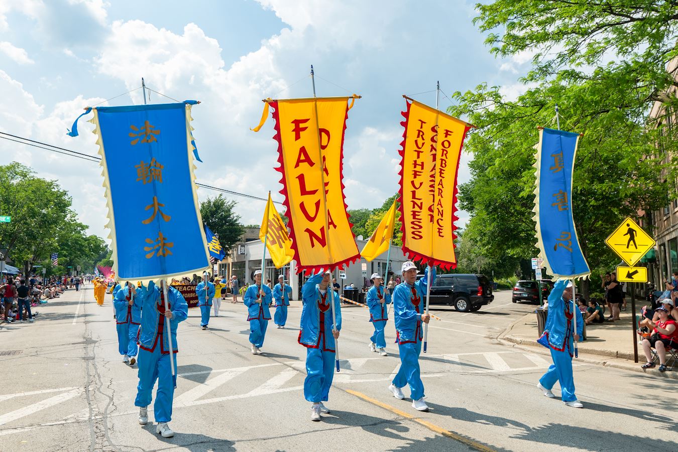 '图1~5:二零二三年七月四日,芝加哥法轮功学员参加了伊州埃文斯顿市(Evanston)的独立日游行,庆祝美国国庆。'
