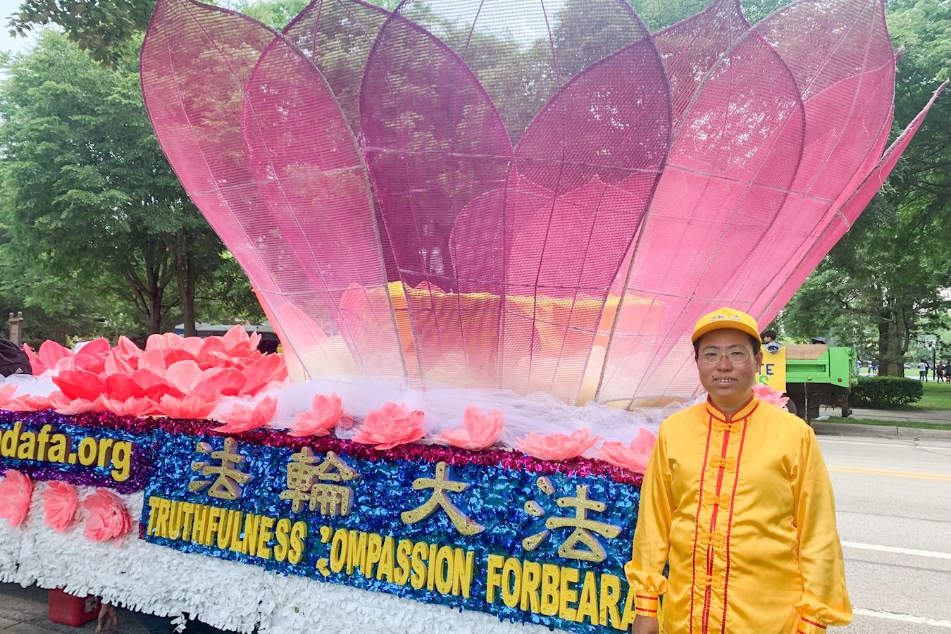 '图11:法轮功学员杨女士感恩有机会向周围的民众展示法轮大法的美好。'