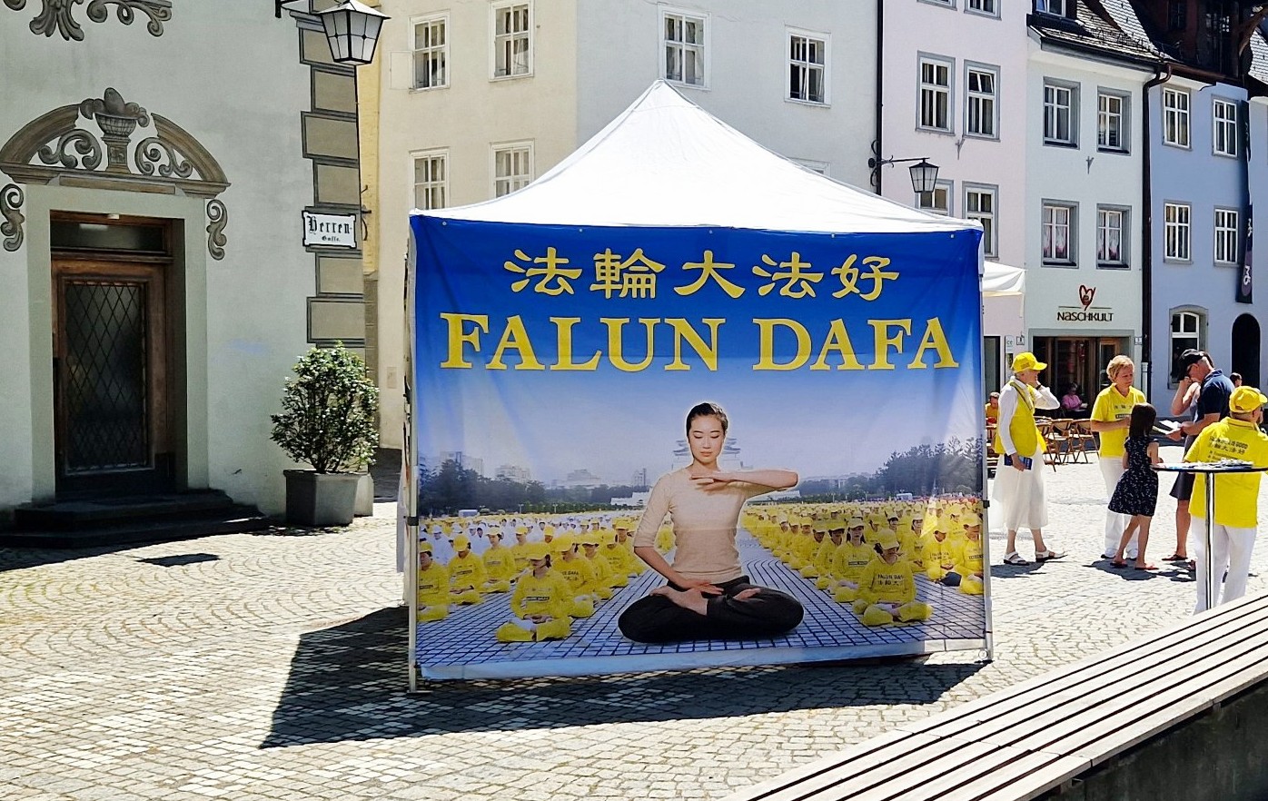 图6:法轮功学员在费尔德基希市中心的真相点