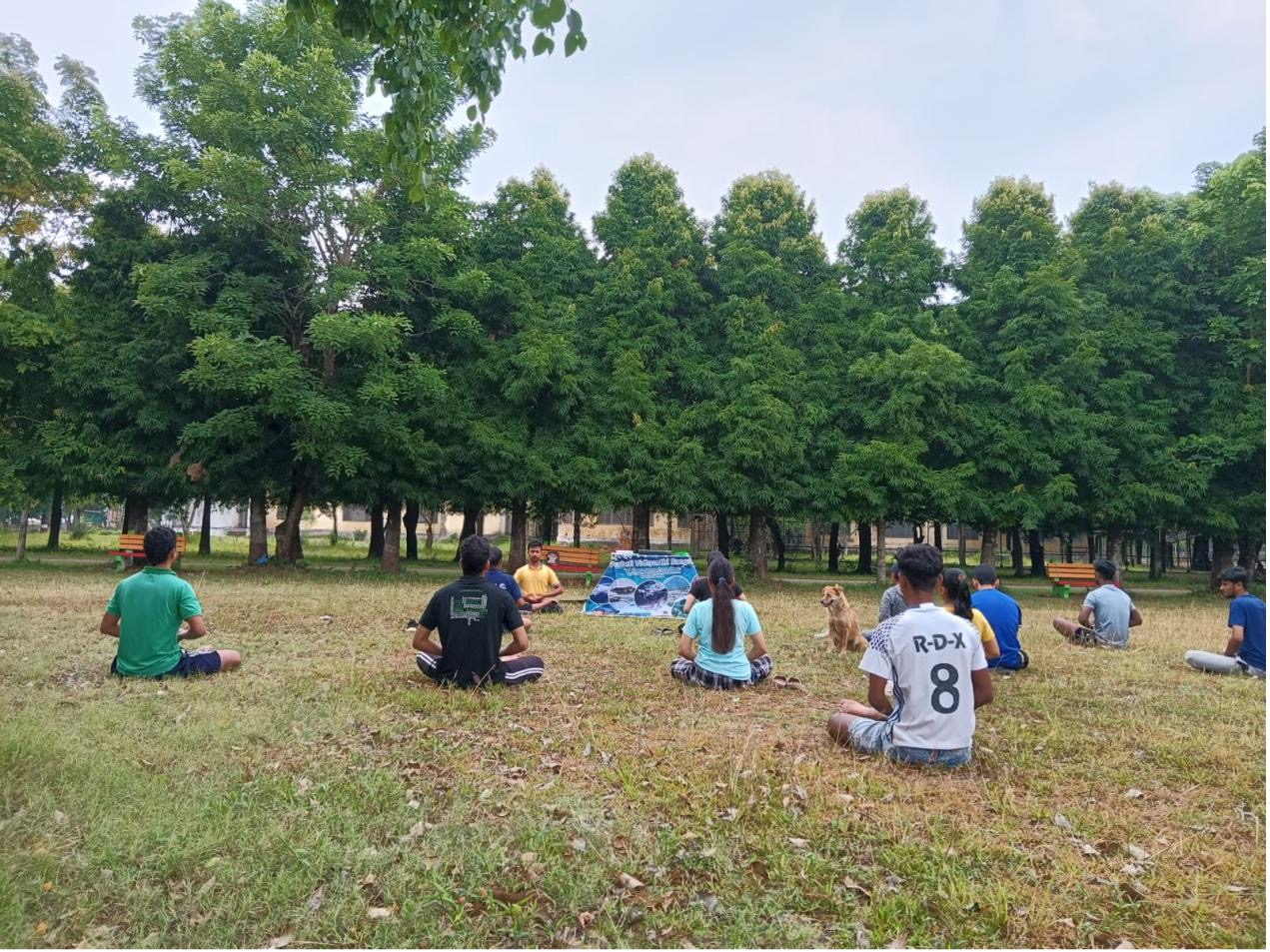 图2~5:尼泊尔农林大学(AFU)的学生们学炼法轮大法的全部五套功法。