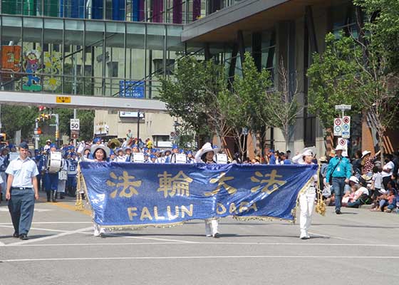 卡尔加里牛仔节游行 观众喜爱法轮功