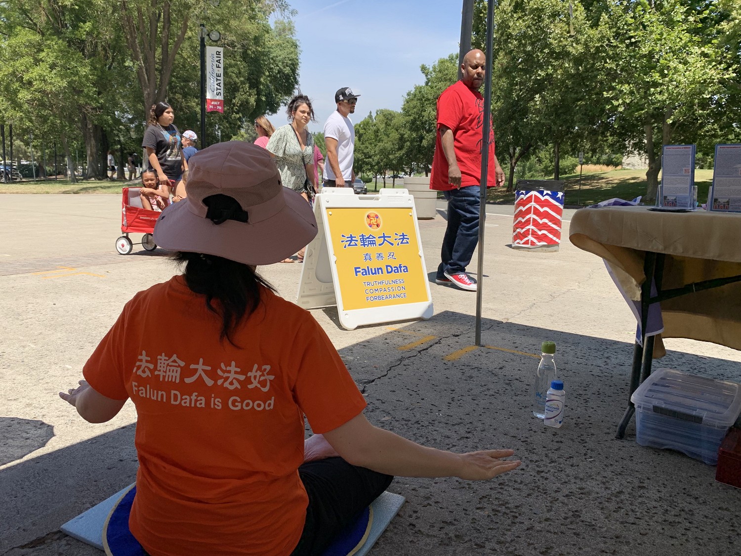 图1~4:二零二三年七月十五至七月二十九日的连续三个周末,法轮功学员在加州博览会场外的言论自由区设立法轮功展位向民众弘法传播真相。