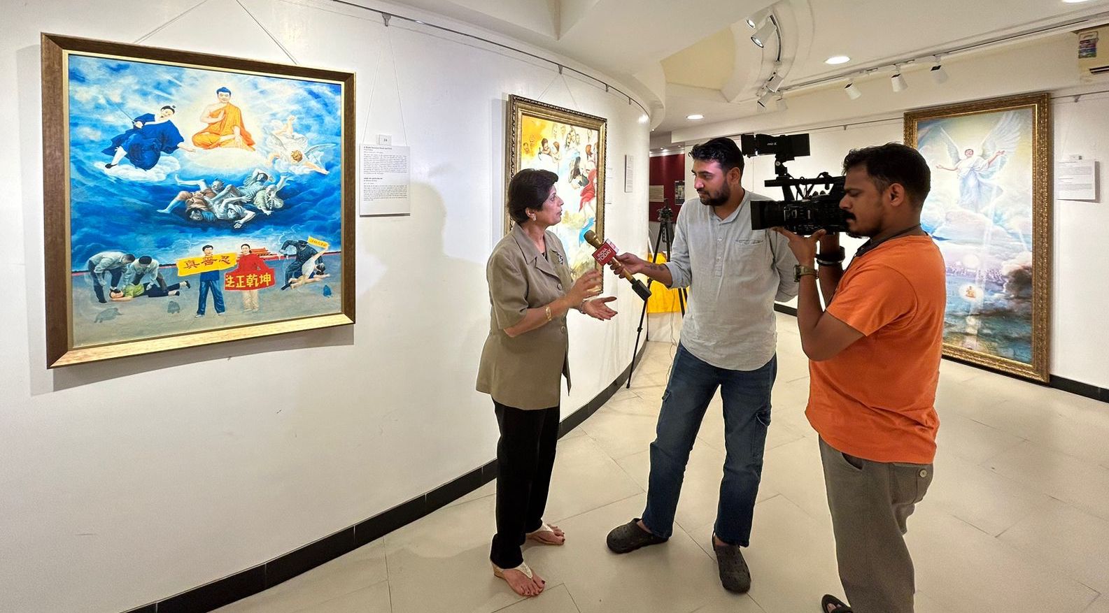图5:Aaj Tak电视台报道了孟买杰汉吉尔艺术画廊的“真善忍国际美展”。