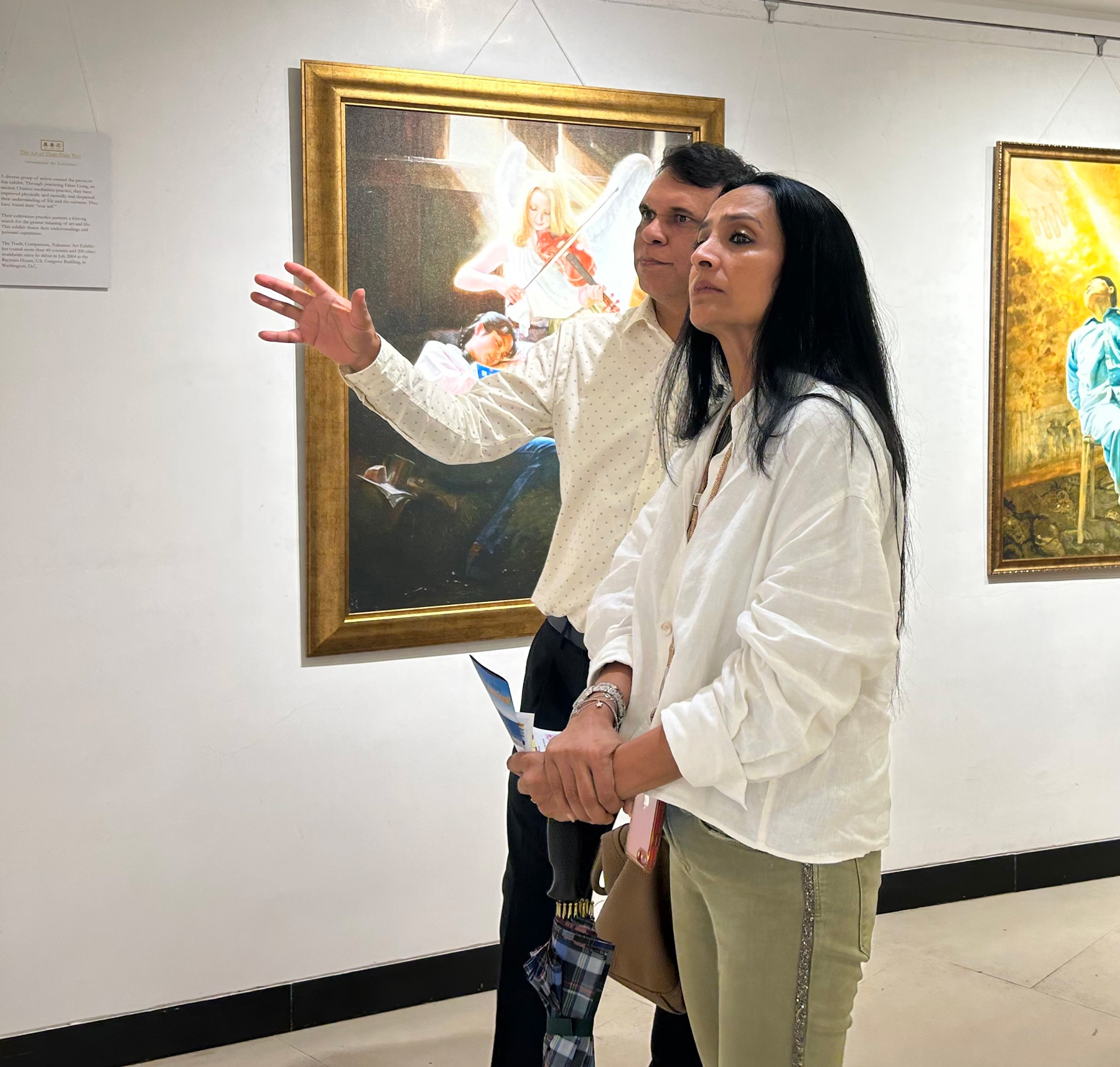 图6:女演员兼模特苏希特勒・皮拉伊(右)正在观赏美展。