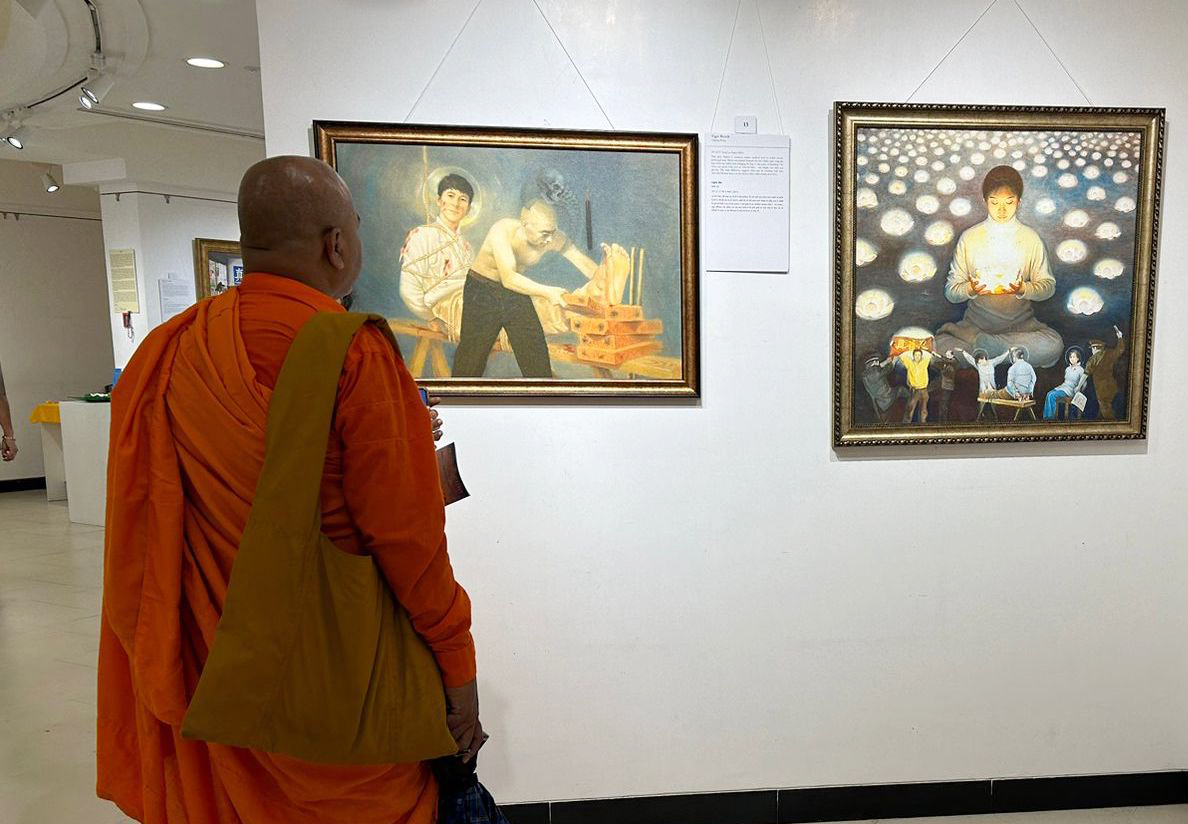 图8:僧人被一幅画作深深吸引。