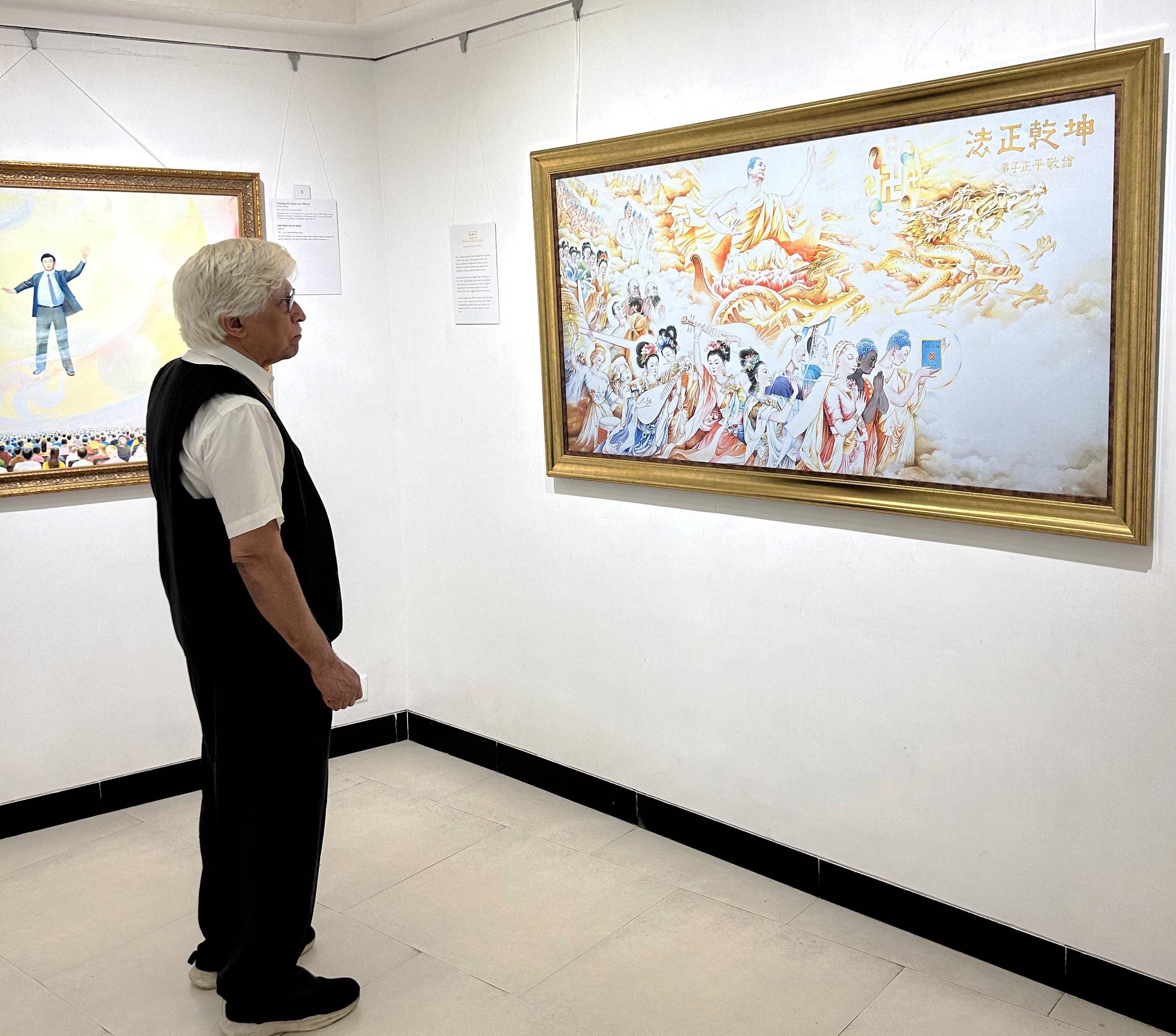 图9:退休科学家曼朱纳特先生参观画展。