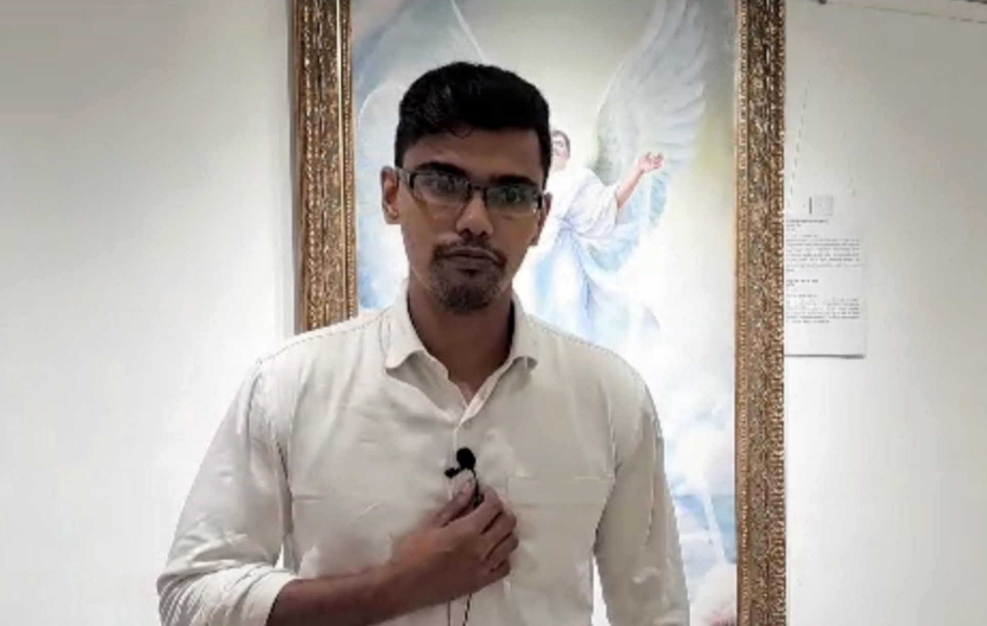 图13:律师杰耶什・明德参观美展的作品后很感动。